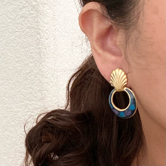 Vintage 80’s MYSTIQUE Shell Swirl Enamel Goldtone Doorknocker Post Earrings - Picture 2 of 10
